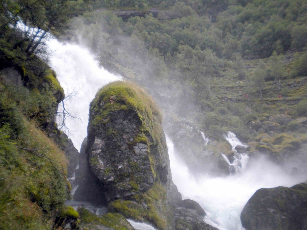 Cascada en el Parque Nacional de Jostedalsbreen