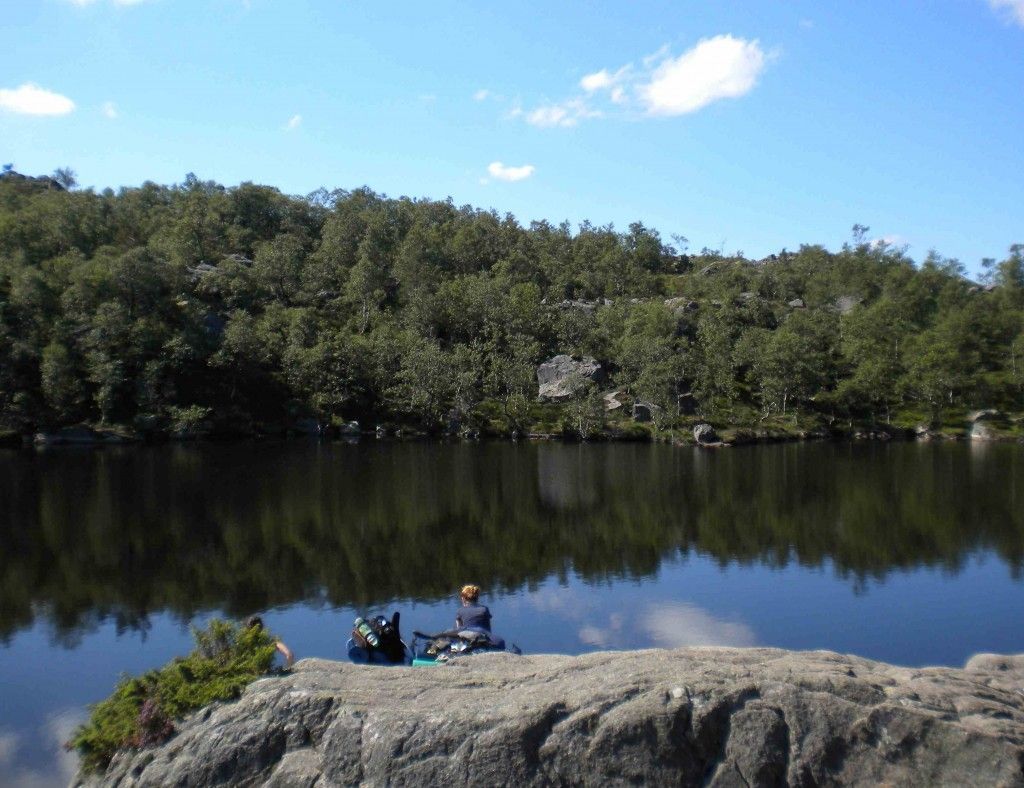 Lago en la subida al Preikestolen