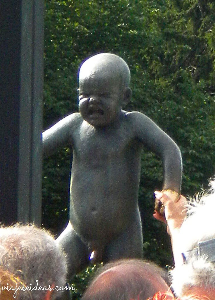 Niño enojado Parque de Vigeland Oslo