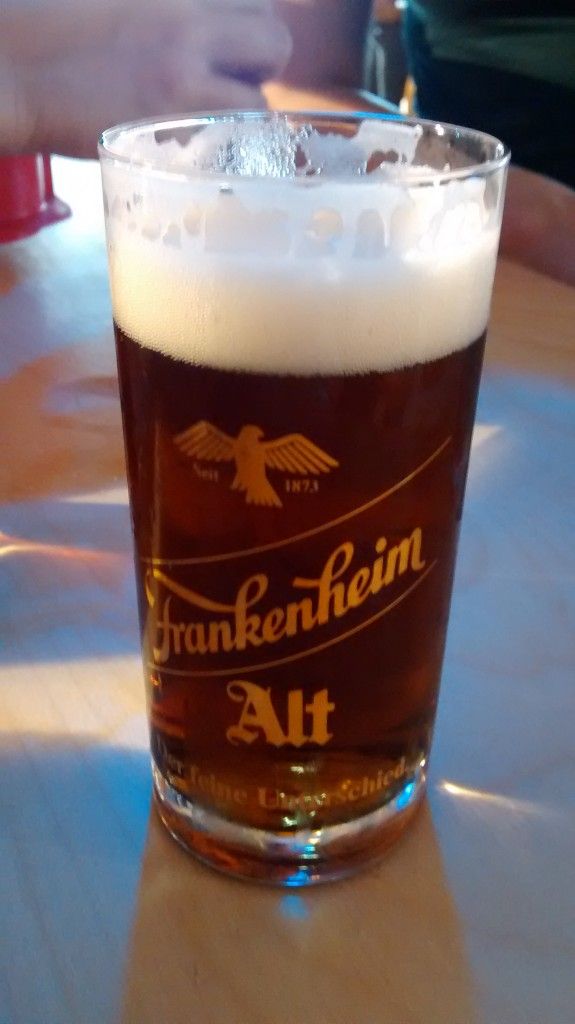 Cerveza Alt en una caseta de la Kirmes de Düsseldorf