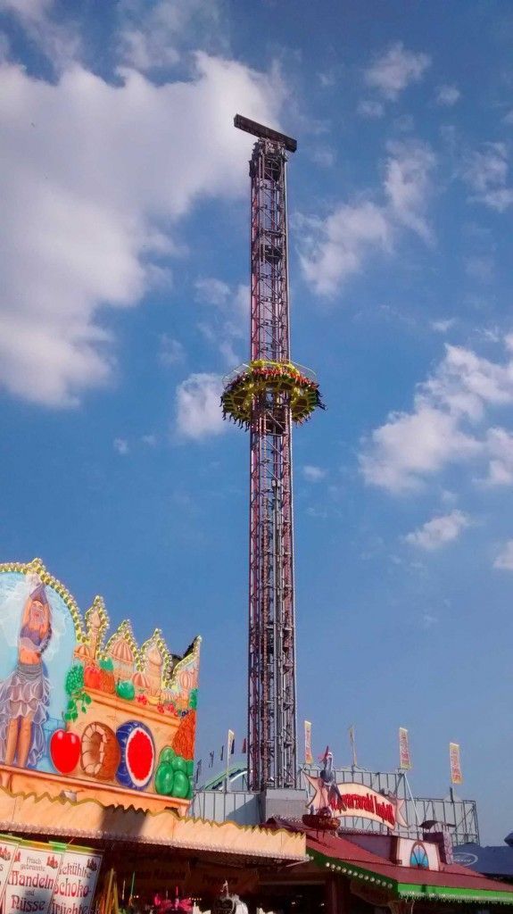 Power Tower, atracción de caída libre en la Kirmes de Düsseldorf