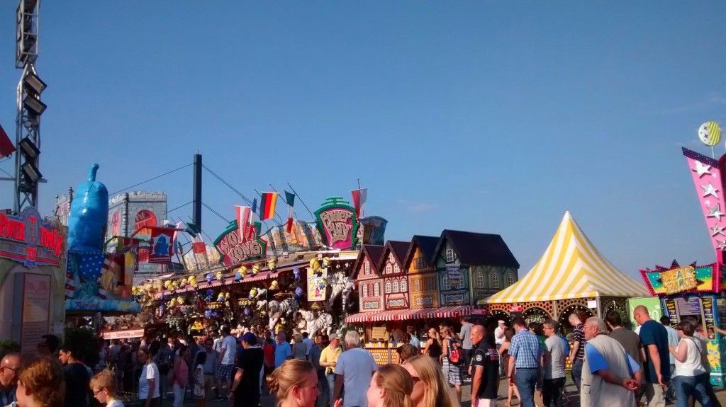 Tómbola y puestos de comida en la Kirmes de Düsseldorf