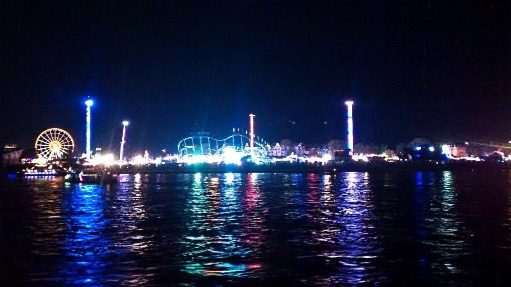 La Kirmes de Düsseldorf vista desde la ciudad de noche