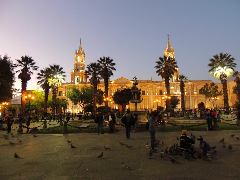 La Plaza de Armas de Arequipa con su Catedral al fondo