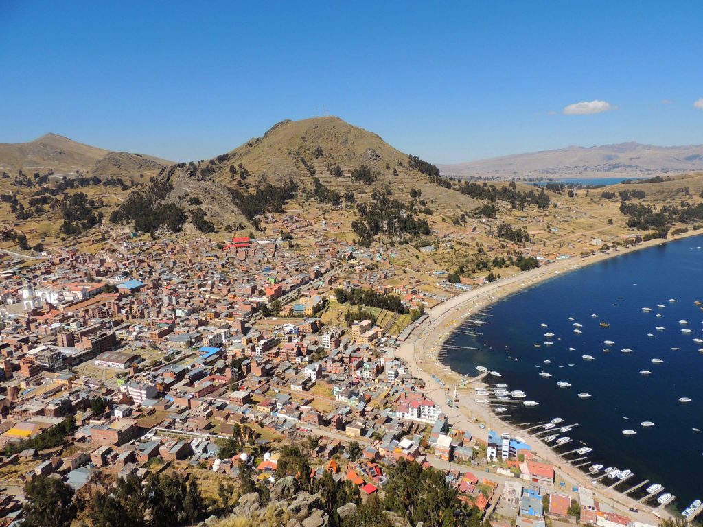 Copacabana vista desde el Cerro del Calvario, con sus decenas de barquichuelas que todos los días ponen rumbo a la Isla del Sol