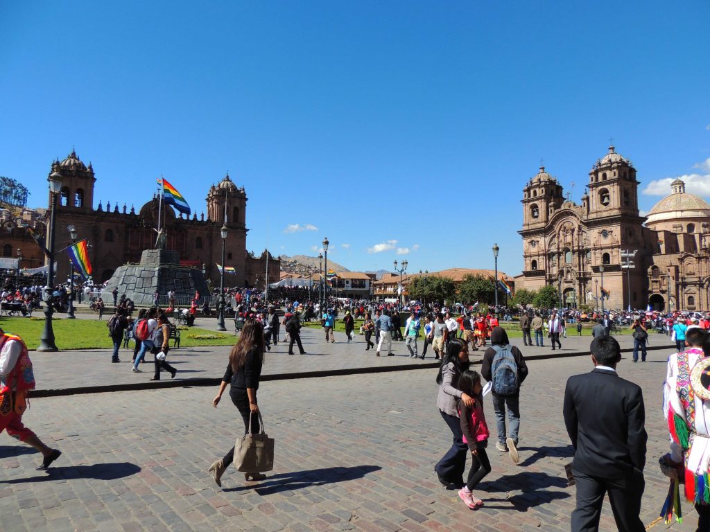 Repleta de gente. Así es cómo lucía la Plaza de Armas de Cusco durante la semana de sus fiestas