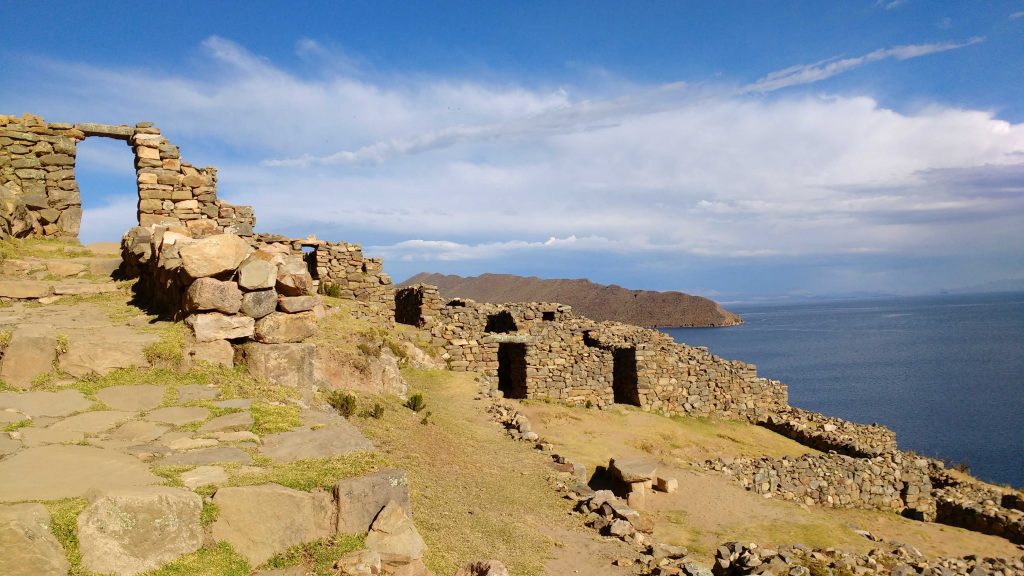 El templo Chinkana, un laberinto de ruinas a orillas del Titicaca