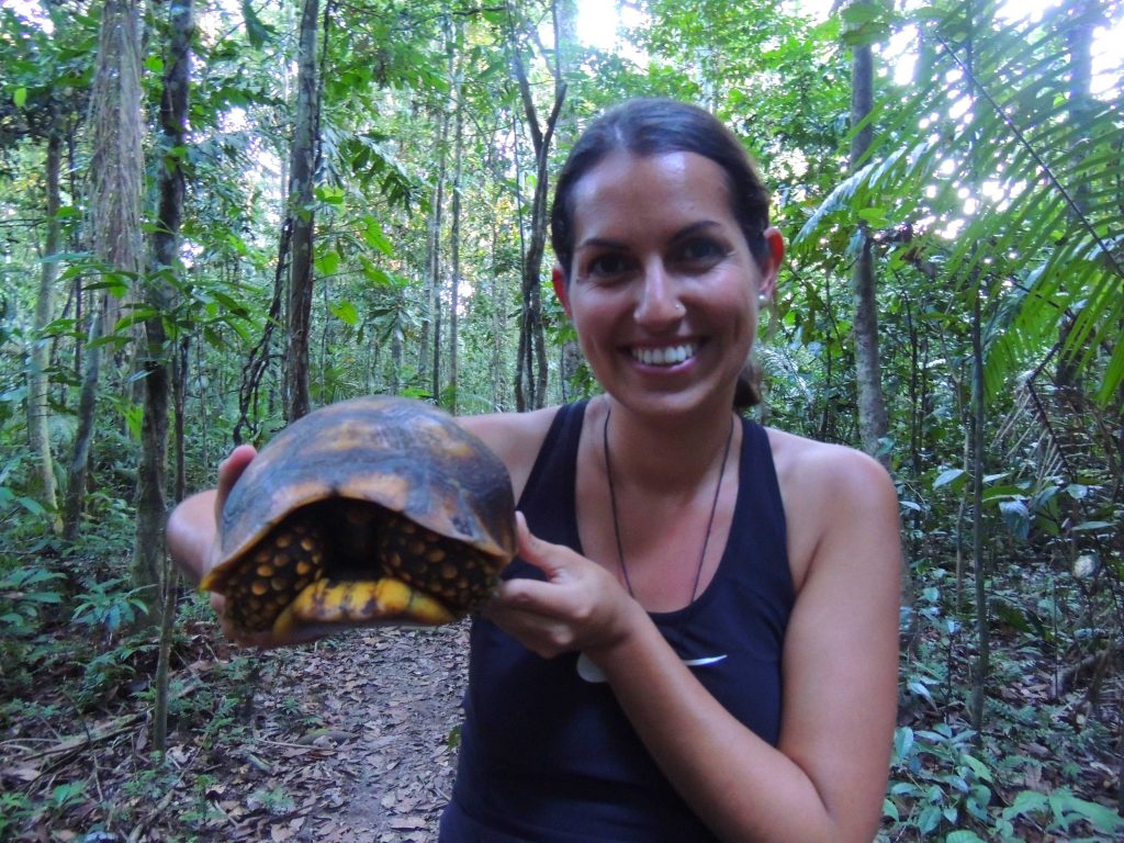 Con una tortuga tímida que nos encontramos por la selva