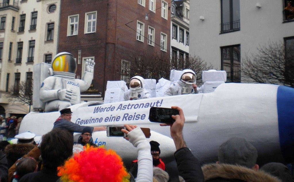 Carroza de Axe en el Carnaval de Düsseldorf Carroza de Axe en el Carnaval de Düsseldorf
