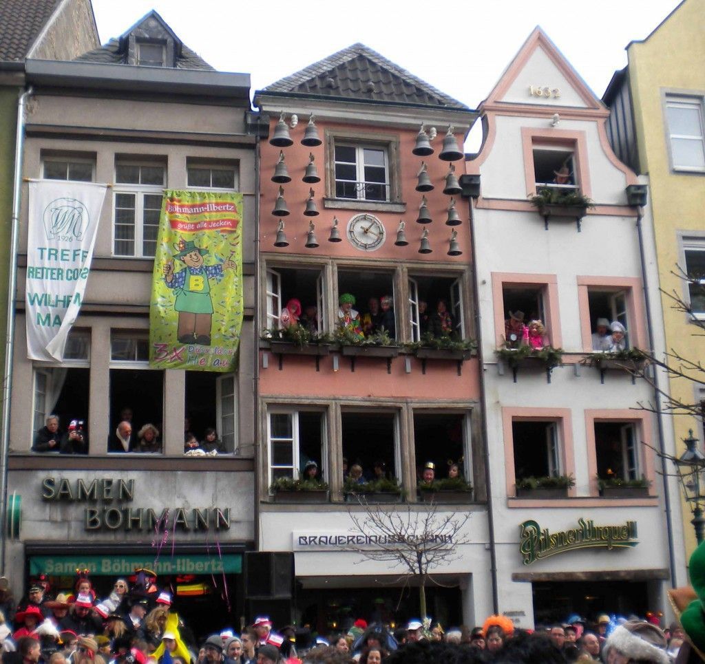 Gente viendo el desfile de Carnaval desde los edificios, Düsseldorf Gente viendo el desfile de Carnaval desde los edificios, Düsseldorf
