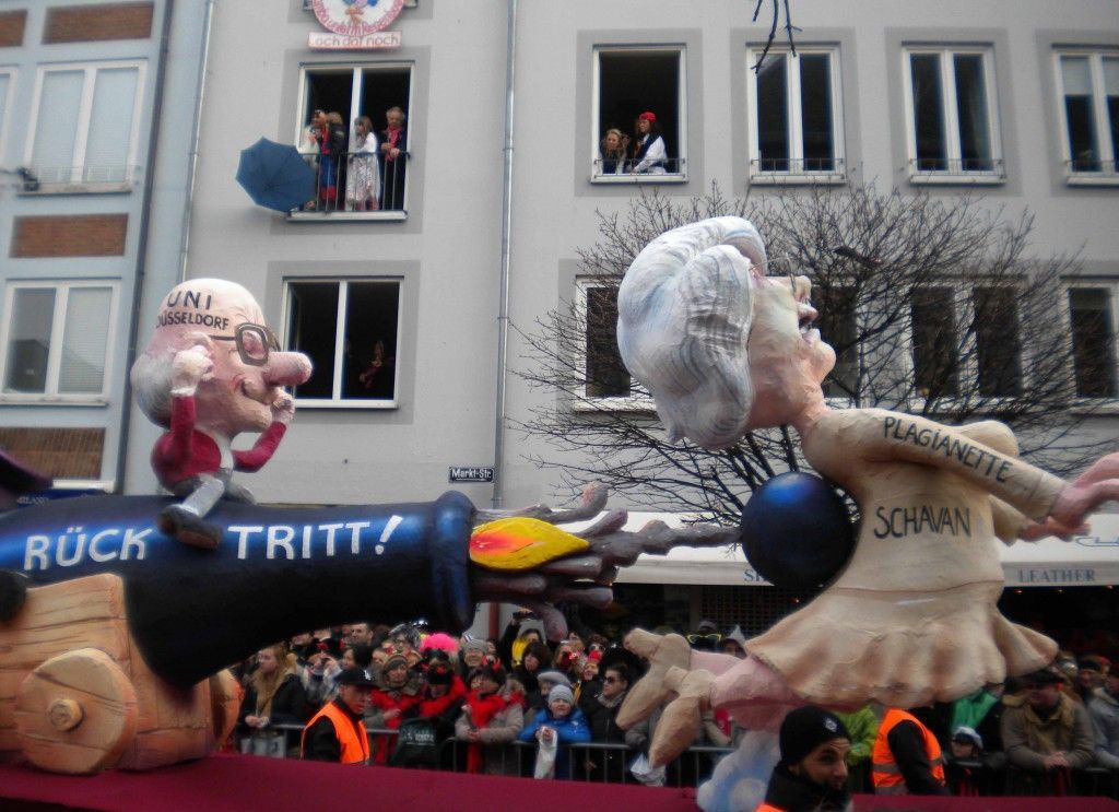 Carroza sobre el plagio de la ministra Annette Schavan, Carnaval de Düsseldorf Carroza sobre el plagio de la ministra Annette Schavan, Carnaval de Düsseldorf