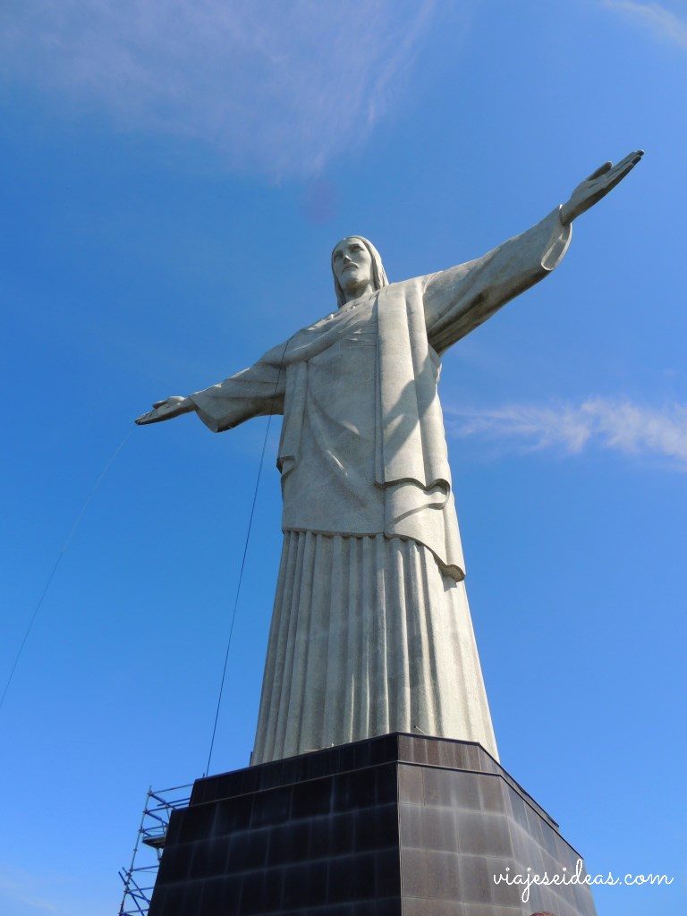 El famoso Cristo Redentor de Río de Janeiro, visto desde sus pies