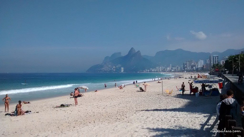 Playa de Ipanema, con el Morro Dois Irmãos