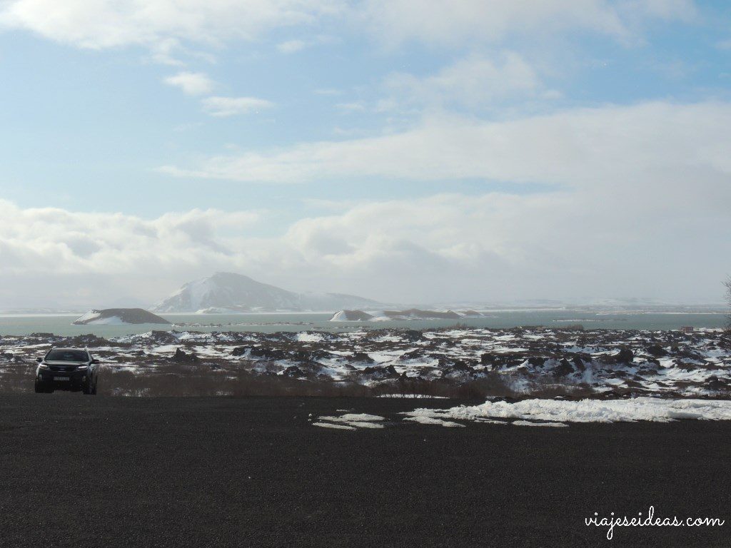 Vista del lago Myvatn desde Dimmuborgir Islandia