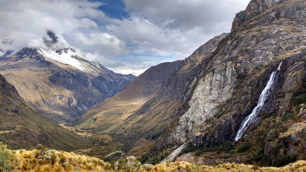 La Cordillera Blanca esconde tesoros como éste. Al fondo, el Nevado Huascarán, el pico más alto de Perú