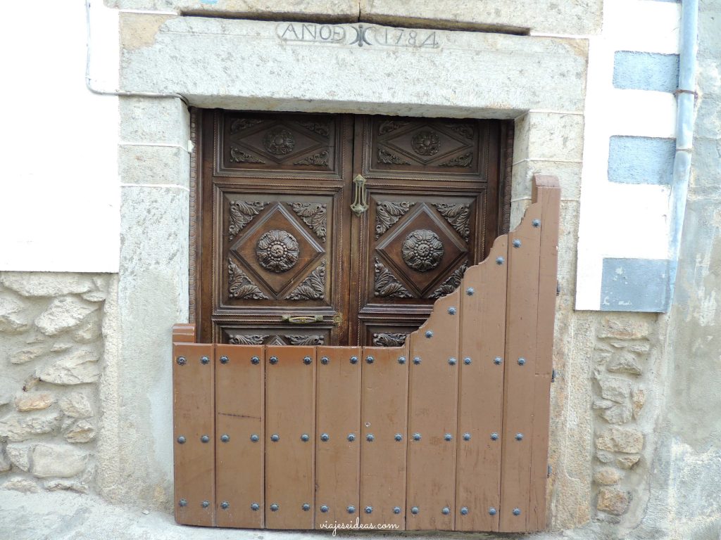 Una de las muchas batipuertas que hay en Candelario, en un edificio bastante antiguo del pueblo.
