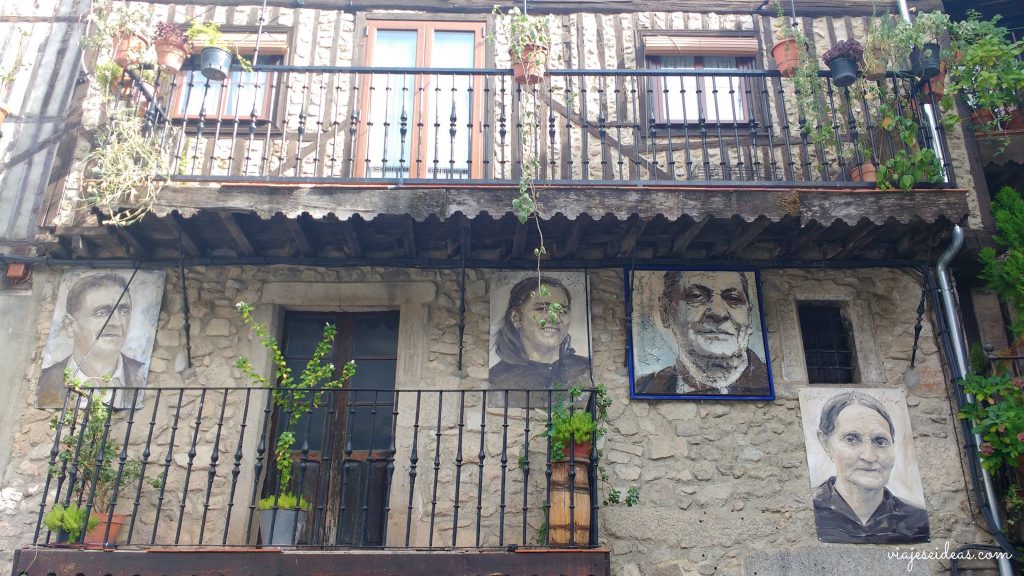 Una de las tantas casas en Mogarraz con los retratos de sus inquilinos.