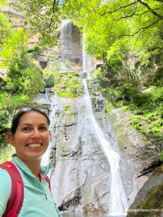 Yo en la cascada de Fonsagrada