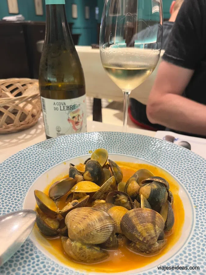 Las almejas y el vino que pedimos en el restaurante
