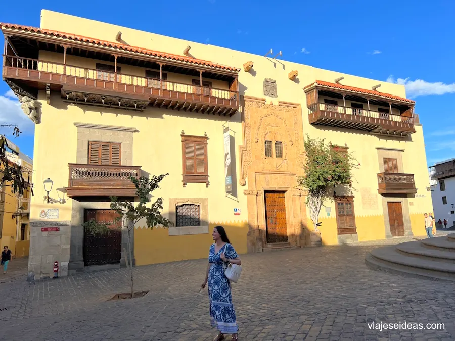 Yo frente a la fachada de la Casa Colón