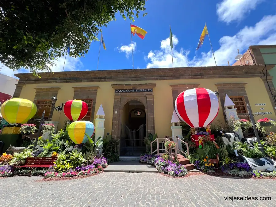 Ayuntamiento con decoración de la fiesta de las flores