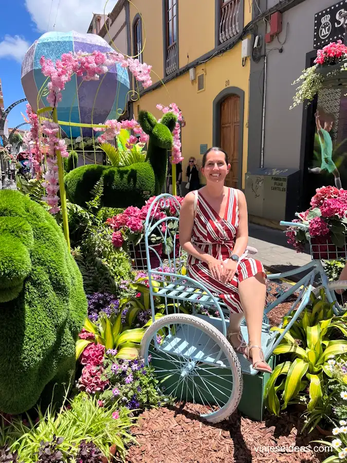 Yo en una de las decoraciones de Gáldar en Flor