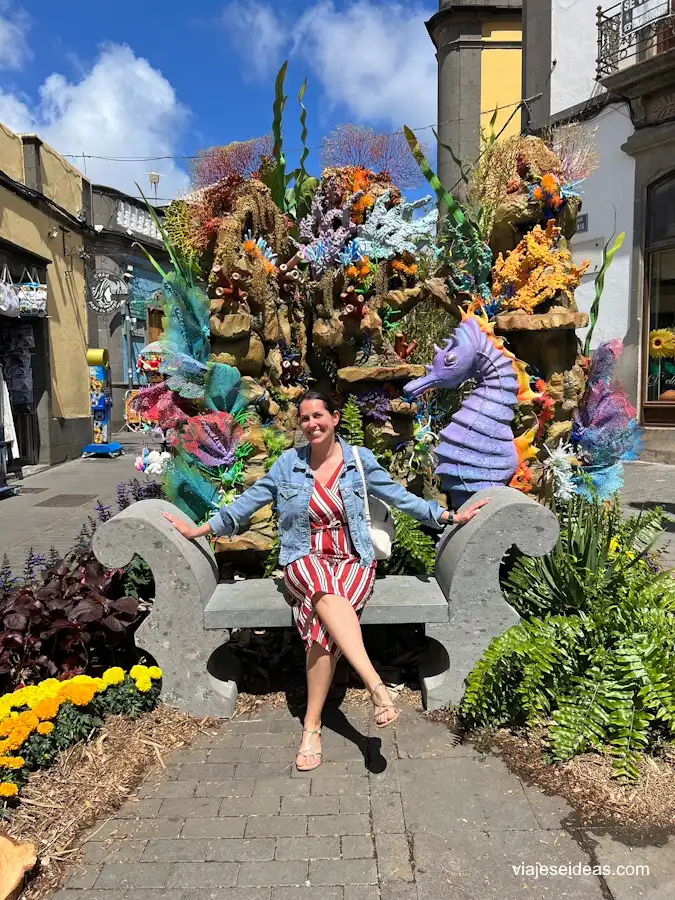 Yo en una de las decoraciones del Festival Piedra Y Flor