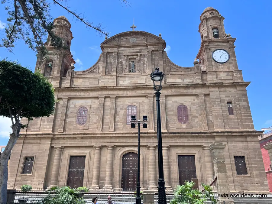 Fachada de la iglesia