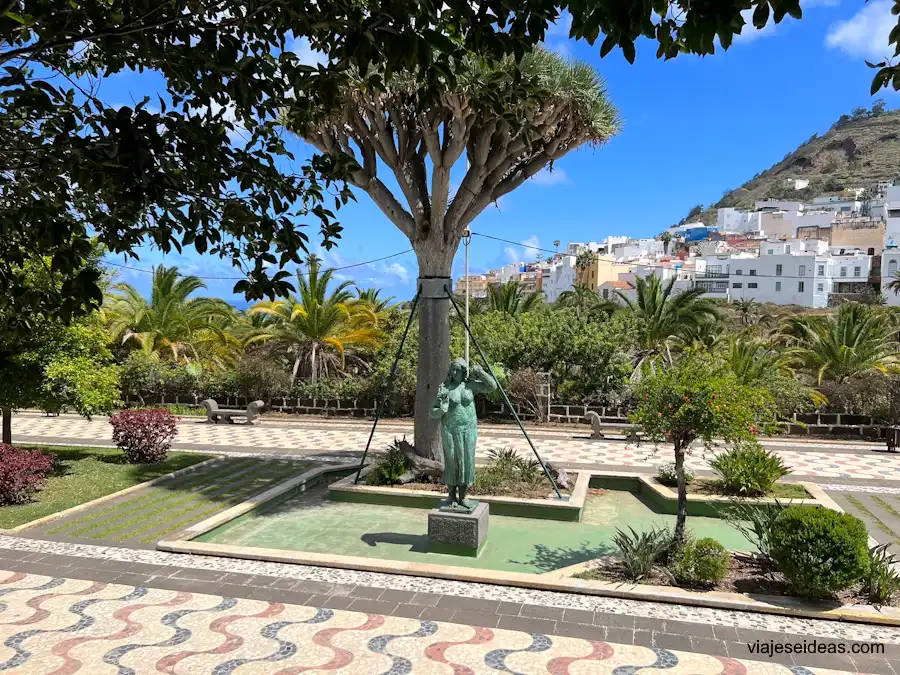 Estatua y drago en el jardín