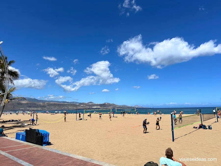 Gente haciendo deporte en la playa un día de mayo