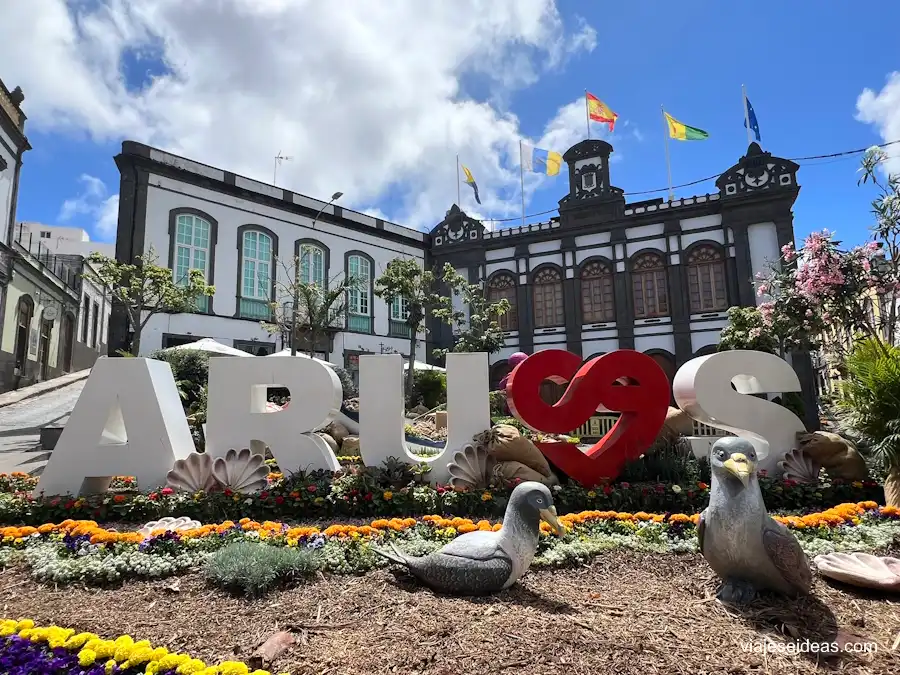 Letras de Arucas frente al ayuntamiento