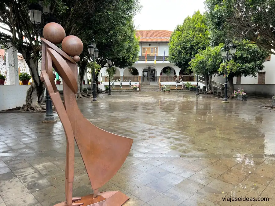 Escultura y ayuntamiento al fondo