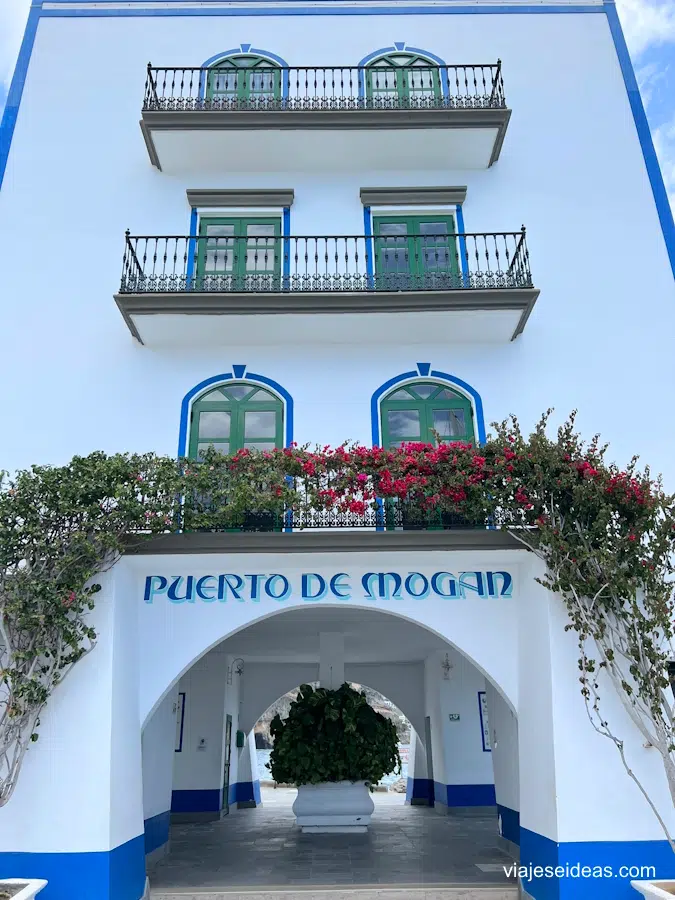 Edificio en el puerto de Mogán