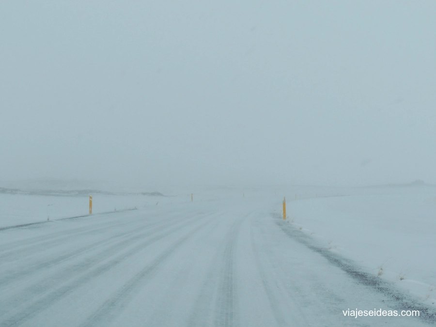 Carretera blanca por nieve