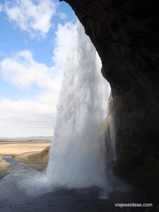 Caída de agua por detrás