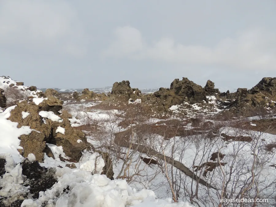 Paisaje volcánico nevado