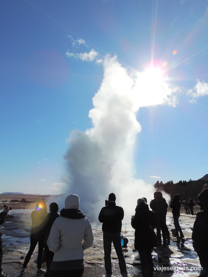 Columna de vapor saliendo del geyser