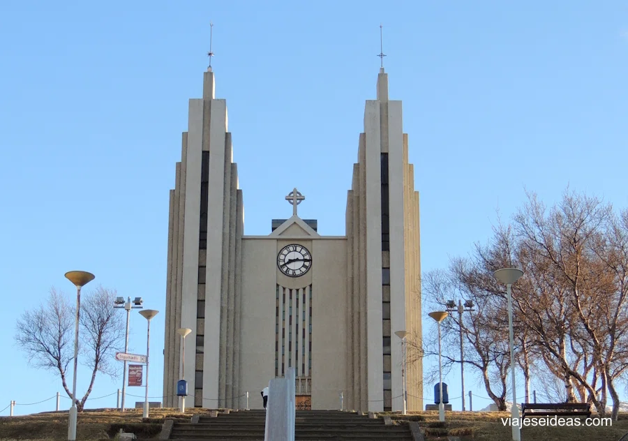 Fachada de la iglesia