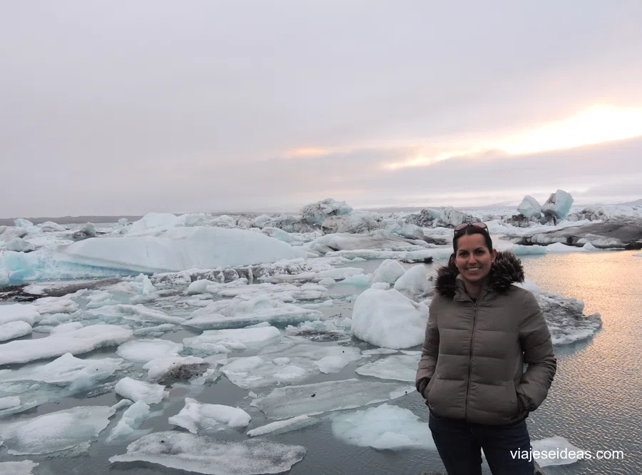 Yo junto a los icebergs en la laguna