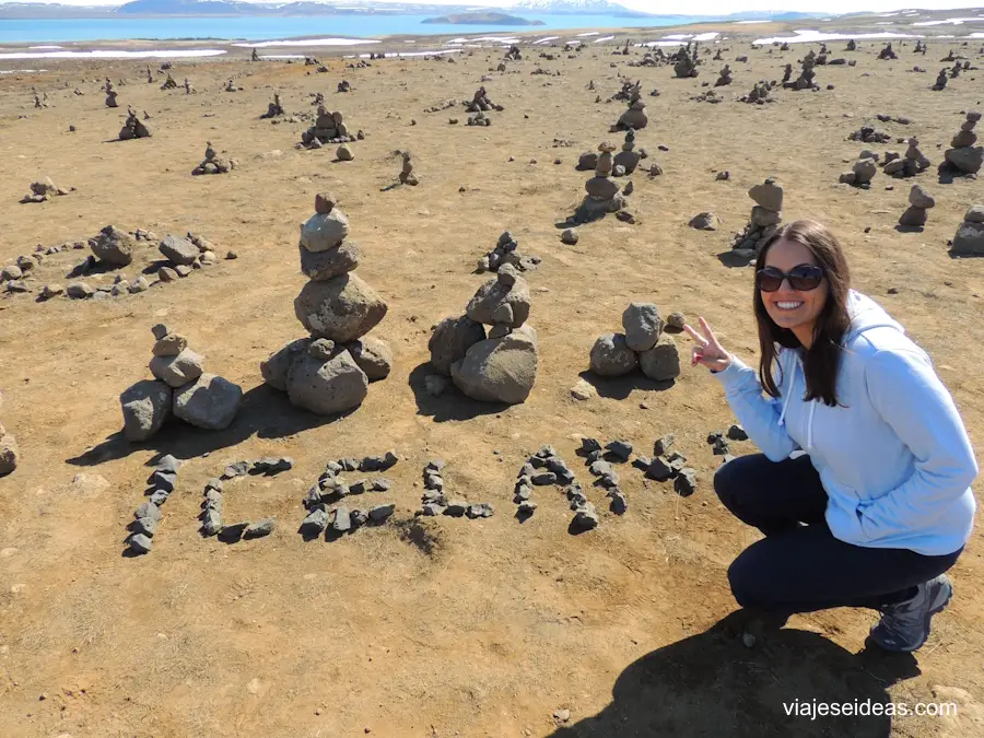 Yo junto a piedritas que forman la palabra Iceland