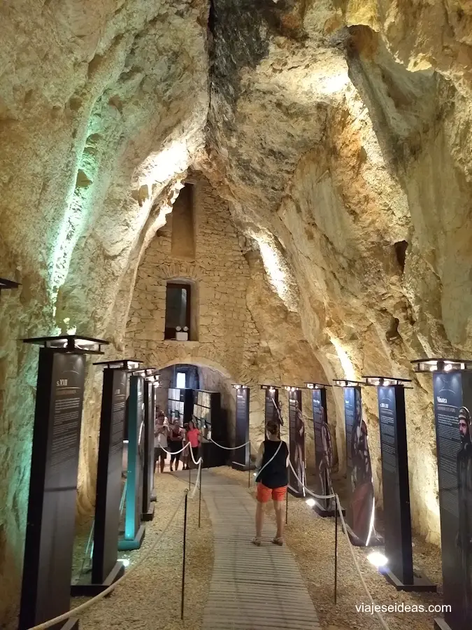 Exposición en una gruta del castillo