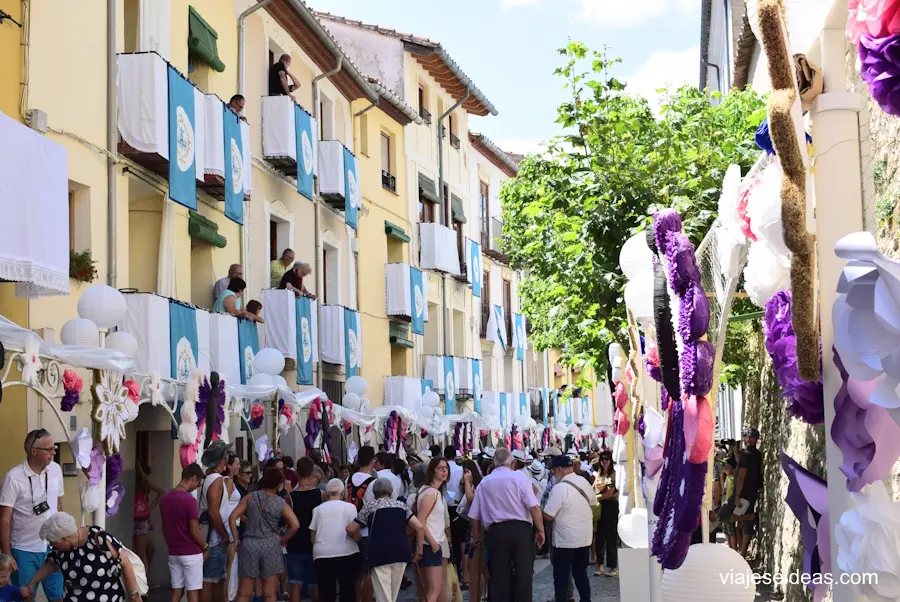 Calle adornada por el Sexenni y llena de gente