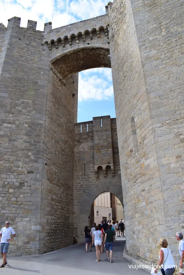 Gente entrando al pueblo por las torres