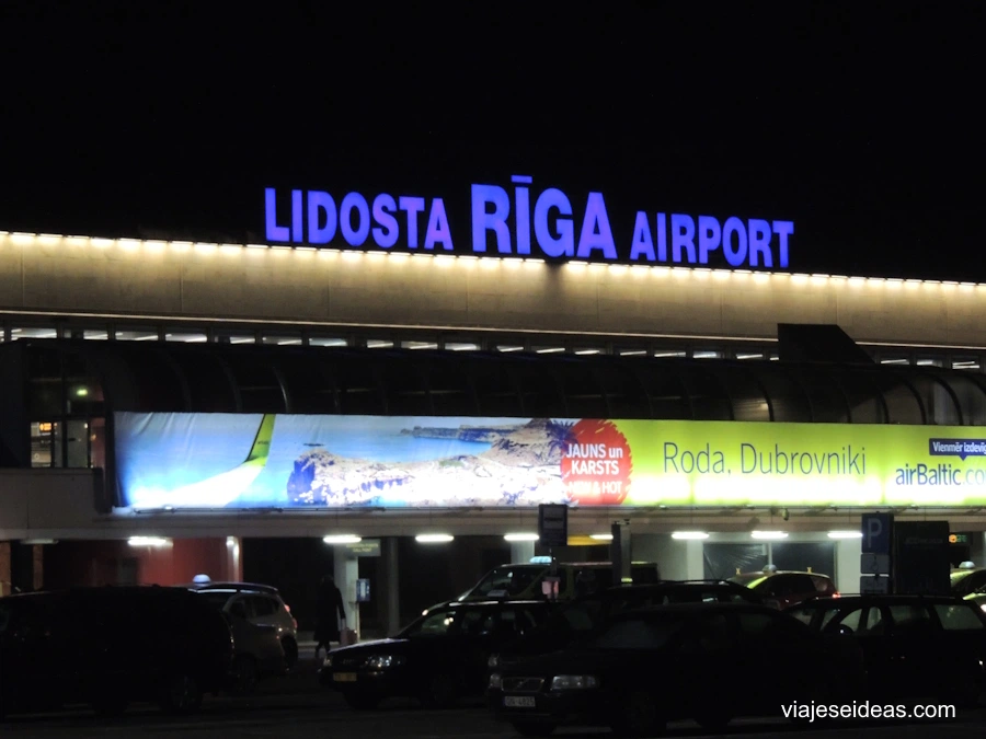 Exterior del aeropuerto de Riga de noche