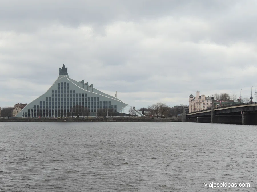El edificio al otro lado del río