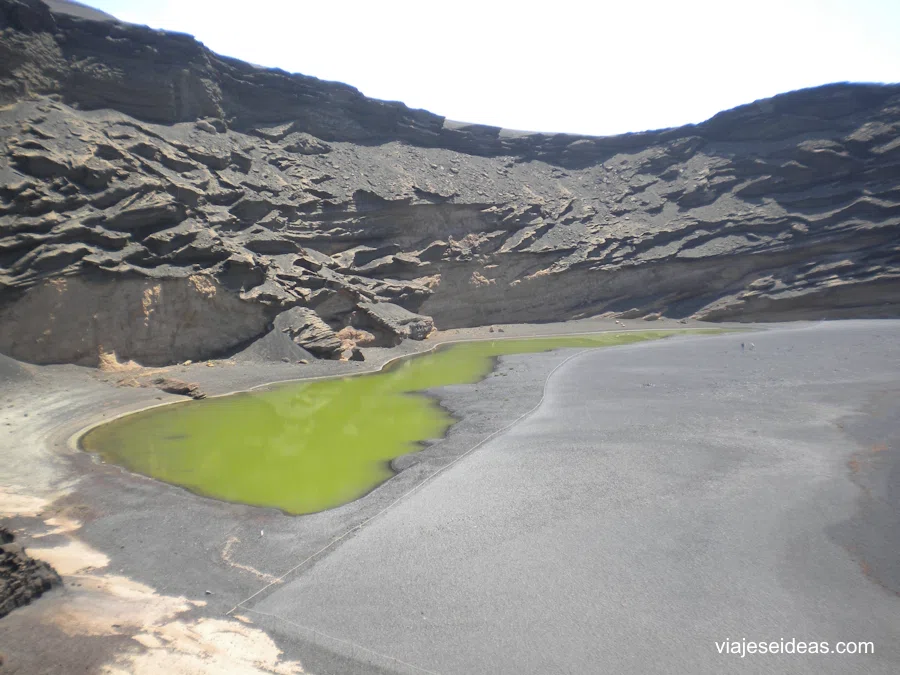 El lago verde entre acantilados