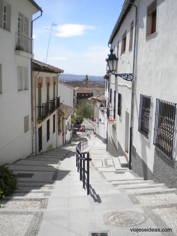 Calle Cuesta del Realejo, típica del barrio