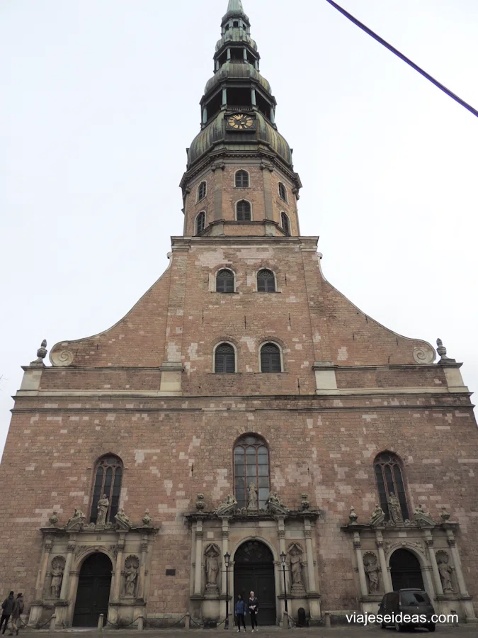 Fachada de la iglesia