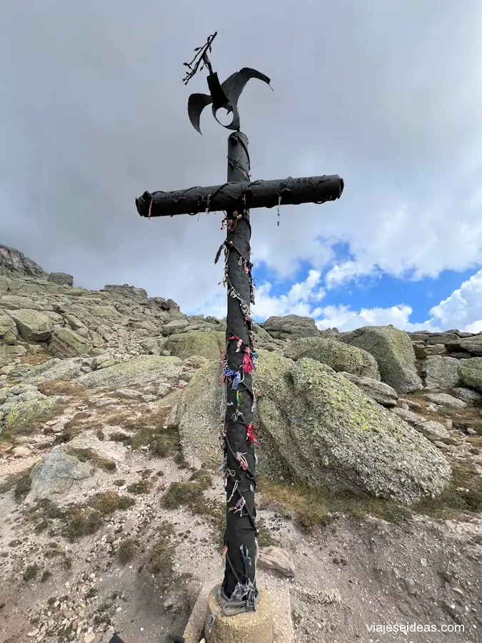 La cruz con la subida detrás