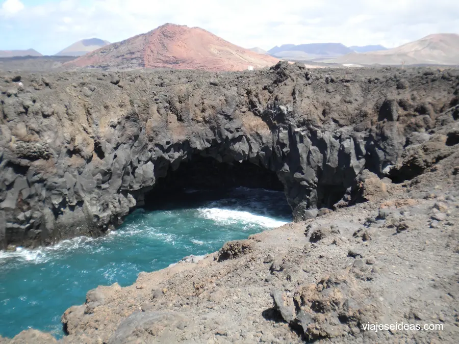 Uno de los recovecos entre la lava volcánica